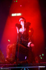 组图：容祖儿尾场演唱会性感热舞 动作狂野令人窒息 