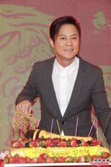 组图：草蜢蔡一杰庆47岁生日 为慈善捐贴身泳裤