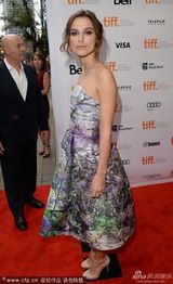 组图：《歌曲》发布会 奈特利抹胸裙清新靓丽