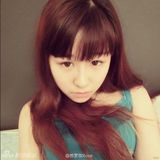 组图：好声音萌妹曝性感照 叼烟狂野秀乳沟