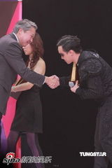 幻灯图集：叱咤奖陈奕迅雷到底 烟熏妆扮熊猫滚滚