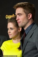 组图：《暮光4》马德里首映 斯图尔特与帕丁森亲密贴脸