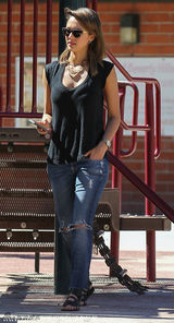 组图：阿尔芭一家外出游公园 小女儿圆脸激萌