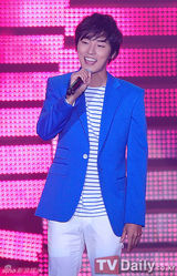 组图：尹施允捧场好友李正个唱献声抢镜