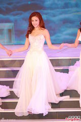 组图：港姐总决赛低胸白裙开场 舞台梦幻唯美