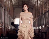 组图：杜若溪曝性感美肌写真 锁骨精致香肩迷人