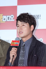 高清组图：李敏贞甜美亮相新片《完美广播》首映