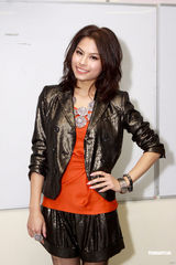 高清组图：众星录制《劲歌金曲》 商天娥粉嫩上阵