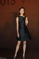 组图：古天乐拄拐杖助阵酒会 因在家下楼梯摔伤