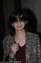 组图：贾静雯豹纹装现身 墨镜遮面心情好