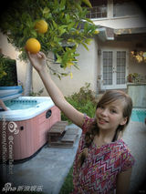 组图：可爱萝莉小康妮生活照 自曝想与王力宏合作