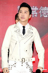 组图：庾澄庆与小燕姐搭档跨年 澄清“夜归”乌龙