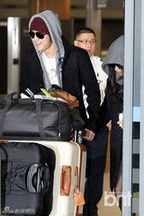 组图：文根英金汎(金范)公开恋情后首亮相牵手回国