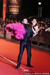 组图：金钟奖红毯李罗熊家婕夫妇抱抱亲亲大秀恩爱