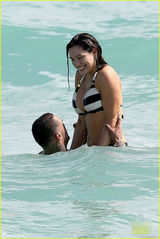 组图：超模布鲁克与男友水中调情 比基尼秀豪乳