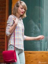 组图：泰勒格子衬衫清纯出街 气质脱俗似邻家妹