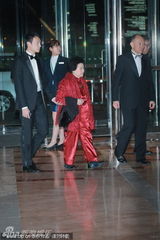 组图：晶刚HK婚礼 霍英东次子霍震寰携霍老太太入场