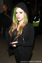 组图：艾薇儿“彩发”粉色变绿色 延续摇滚风格