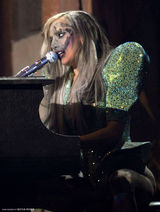 高清组图：格莱美现场 Lady Gaga呲牙咧嘴吓死人