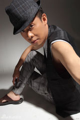 高清组图：张译杂志大片玩跨越 雅痞男人爱逆光