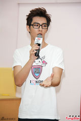 组图：炎亚纶亮相公益活动 戴黑框眼镜显斯文