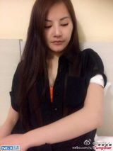 组图：嫩模张心儿玉体横陈 遭巨蟒缠身惨被咬伤