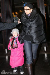 幻灯图集：章子怡代言巨幅海报被人泼墨