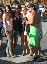 组图：小天后斯威夫特与戈麦斯相约出街