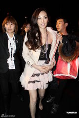 吴佩慈走秀捞金忙 称等大S生二胎时再考虑结婚(图)