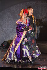 组图：幸田来未开唱变身蓝色妖姬 撅臀秀S曲线