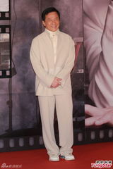 组图：成龙白衣亮相红毯 轻搂女伴小蛮腰