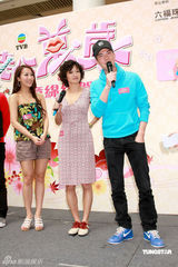 幻灯组图：曹敏莉李绮红向谢天华裤子内抛桔子