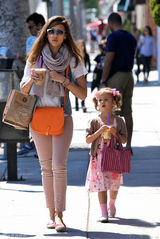 高清组图：辣妈杰西卡-阿尔芭带大女儿奥诺逛街