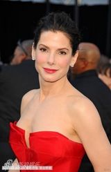 组图：奥斯卡影后布洛克化鬼妆带养子过万圣节