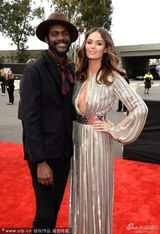 超模特伦菲奥亮相格莱美 银色长裙胸门大开(图)