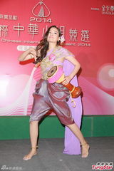 组图：准华姐陈凯琳献歌赠母亲 参赛佳丽露底裤