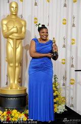 高清图：莫妮克拿奖兴奋大笑 与威廉姆斯分享喜悦 