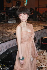 组图：泳儿演唱会带病上阵 险象环生幸无大碍