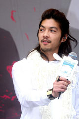 幻灯图：浪花兄弟签唱辣妹应援 黄义达柯有伦助阵