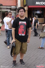 组图：歌迷自发致敬黄家驹 举行海阔天空百人奏