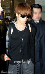 组图：JYJ从南美返回韩国 朴有天奔赴父亲灵堂