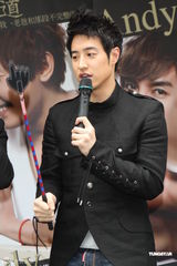 高清图：张世明新书大卖 潘玮柏现身庆功会力挺