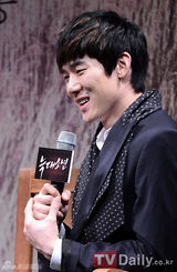 组图：韩星宋仲基朴宝英清新亮相《狼少年》发布