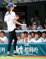 组图：米兰达可儿为韩国棒球赛开球 甜美抛飞吻