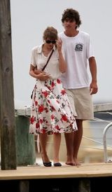 组图：斯威夫特姐弟恋 约会肯尼迪后人