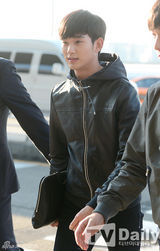 组图：金秀贤全智贤机场重聚 黑白配登对