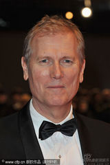 幻灯：《一个好人》首映人多势众 男女星热吻抢镜