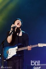 组图：赵容弼尹民秀等献唱展华丽舞台