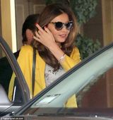 组图：米兰达超市扫货 柠檬黄外套靓丽秀美腿