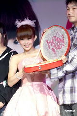 组图：郭书瑶发专辑粉嫩庆功 自曝曾苦等周董签名